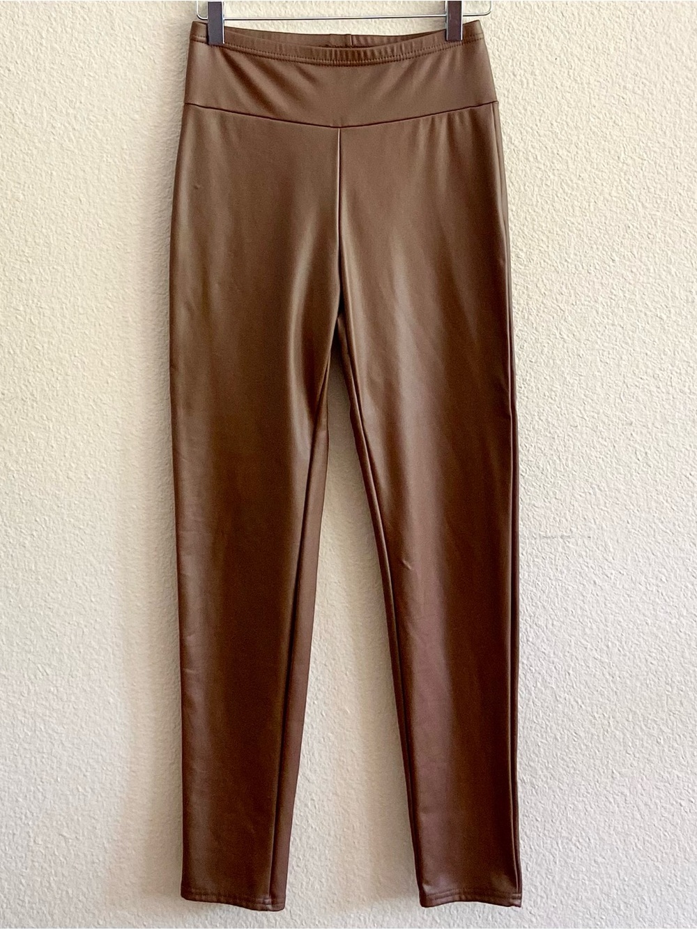 Leggings - Pull-on Style - Faux Leather - Brown 
Size Medium